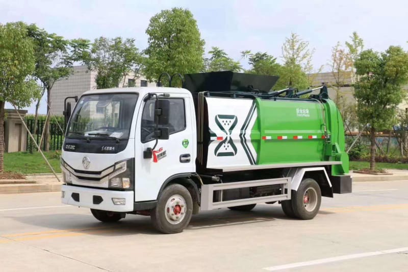 國(guó)六小多利卡餐廚垃圾車-方罐廚垃圾車