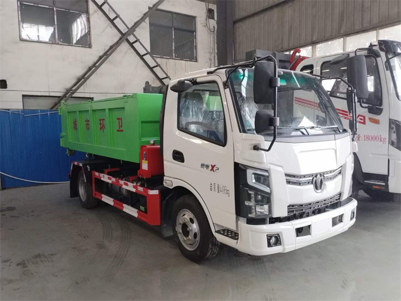 奧馳X2勾臂垃圾車準(zhǔn)備發(fā)車